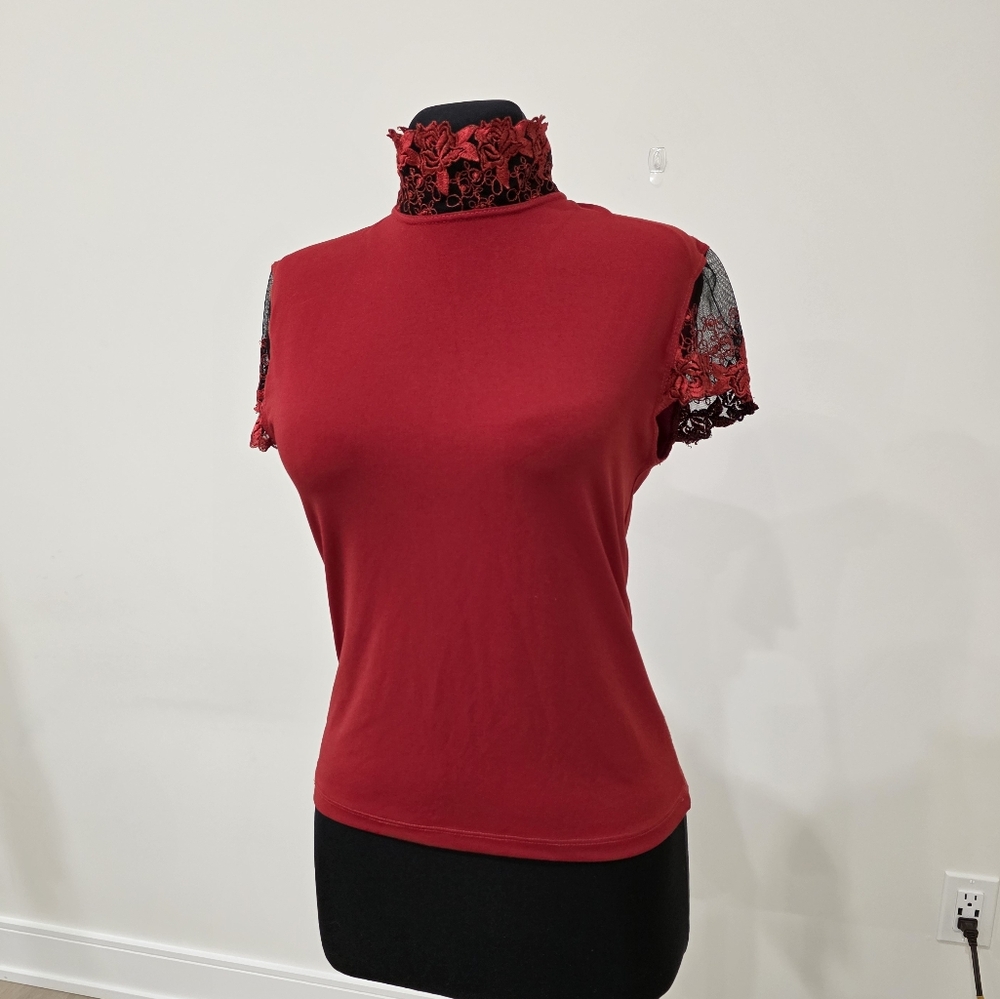 Kings Land Red top with floral Lace details, M